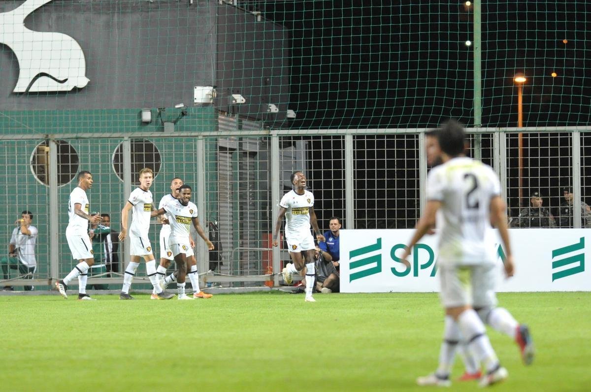 Sport virou no final, com Guilherme, de pnalti, e Hyuri em contragolpe fatal: 2 a 1 para o Leo