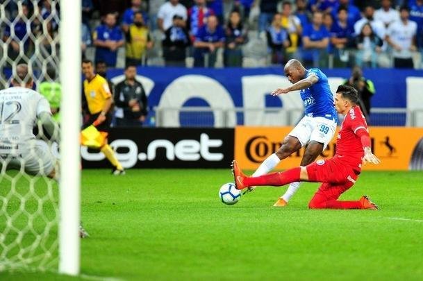 No segundo tempo, Fbio salvou Cruzeiro em dois lances, aos 25 e aos 26. Mas, aos 30, Edenlson marcou o gol do Internacional, em rebote de falta cobrada por Paolo Guerrero. 