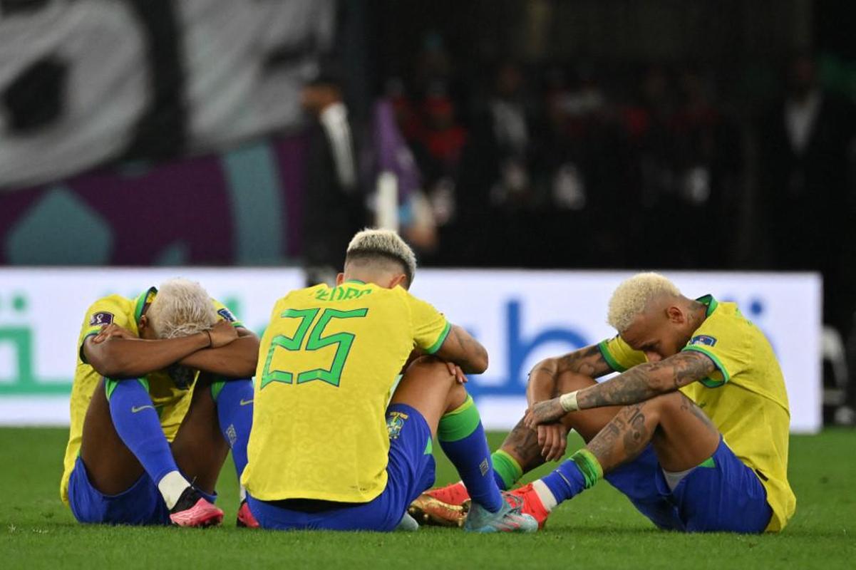 Jogadores do Brasil choram desolados com a eliminao