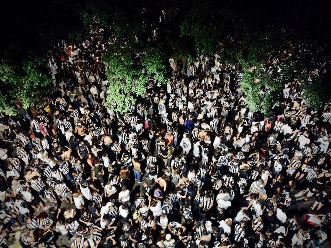 Praça Sete, no Centro de BH, tomada por atleticanos na festa do título brasileiro