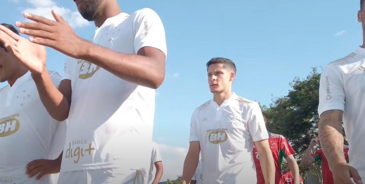 Cruzeiro lançou camisa branca, com detalhes em dourado, nesta quinta-feira (6 de maio)
