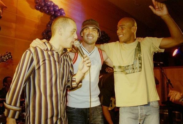 Aps a grande festa no Mineiro com a vitria sobre o Paysandu por 2 a 1, e tambm nas ruas de Belo Horizonte, em desfile carro aberto, jogadores, integrantes da comisso tcnica e dirigentes do Cruzeiro comemoraram o ttulo brasileiro e a indita Trplice Coroa de 2003 em evento fechado no hotel Ouro Minas, em Belo Horizonte. Familiares dos campees estiveram presentes. Imagens do arquivo do Estado de Minas mostraram a euforia dos jogadores, do tcnico Vanderlei Luxemburgo, do presidente Alvimar de Oliveira Costa e do vice, Zez Perrella, naquele 30 de novembro.