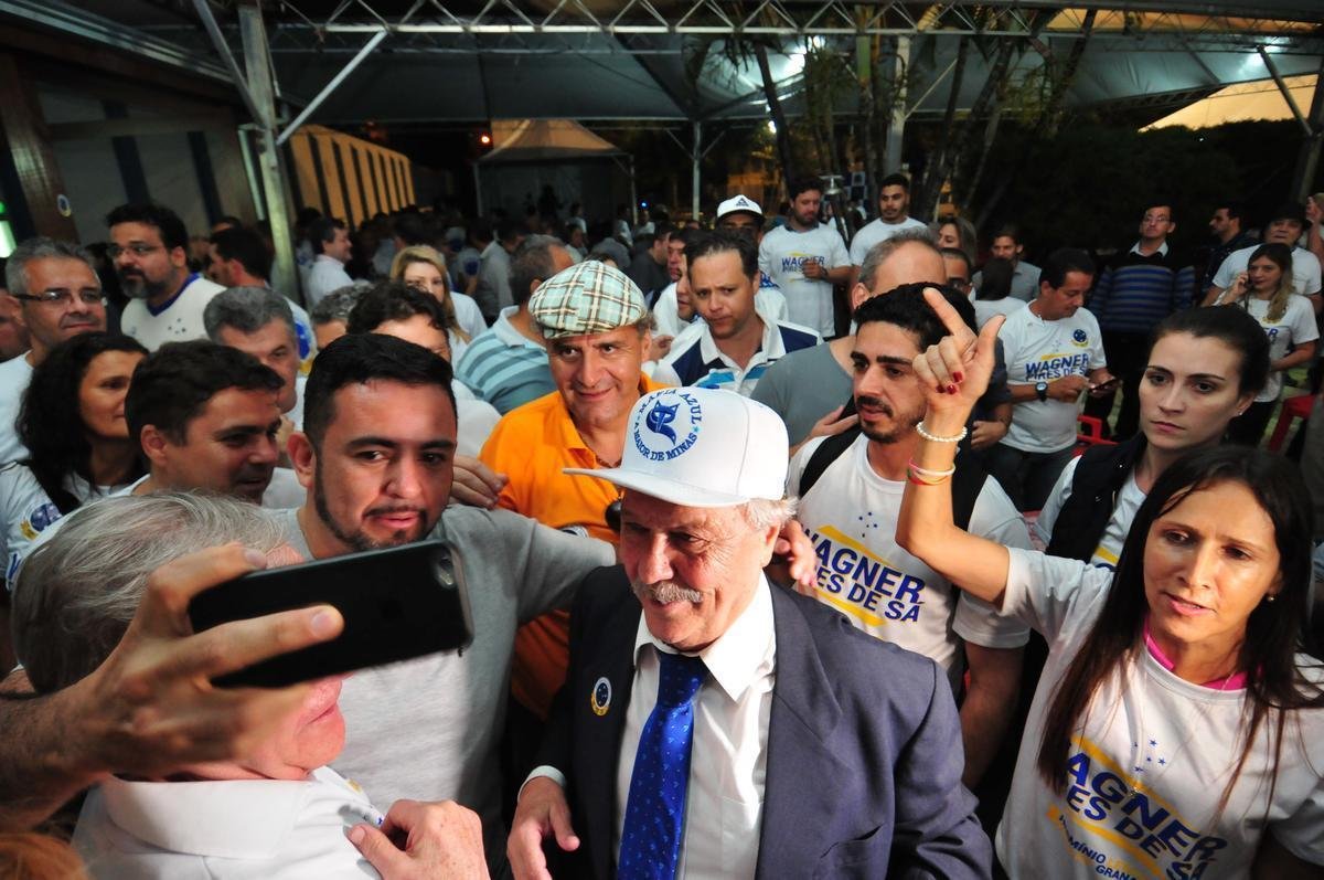 Wagner Pires de S venceu eleio com 235 votos e  o novo presidente do Cruzeiro. Ele comendar o clube no trinio 2018, 2019 e 2020. Srgio Santos Rodrigues, apoiado por Zez Perrella, ficou com 200 votos no pleito.