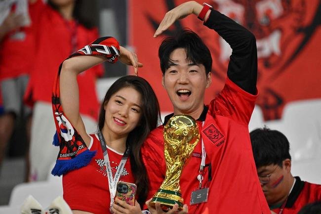 Torcedores de Coreia do Sul e Portugal no jogo vlido pela ltima rodada do Grupo H da Copa do Mundo 
