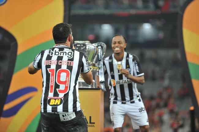 Atlético ergue a taça e festeja bi da Copa do Brasil