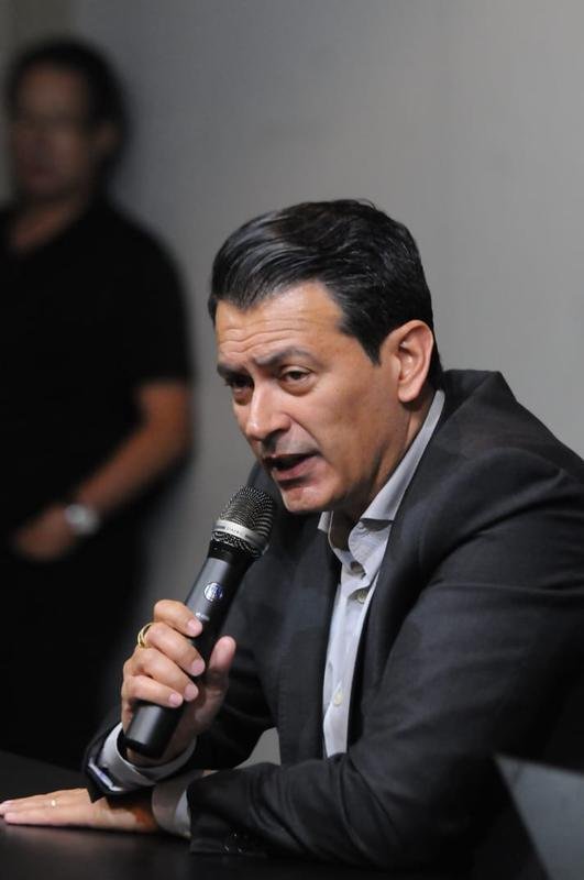 Diego Tardelli foi apresentado pelo diretor de futebol do Atltico, Rui Costa, neste domingo, antes do jogo contra a Caldense