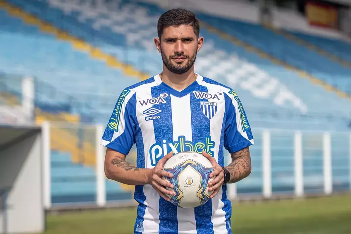 Ava contratou o lateral-direito Thales Oleques