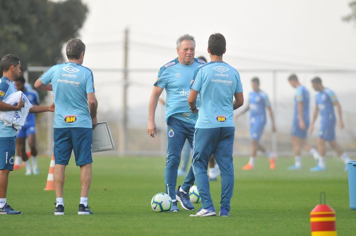 Fotos do primeiro treino de Abel Braga na Toca da Raposa II. Tcnico foi apresentado pelo Cruzeiro neste sbado e dirigir a equipe na segunda, s 20h, diante do Gois, no Serra Dourada, pela 22 rodada do Campeonato Brasileiro
