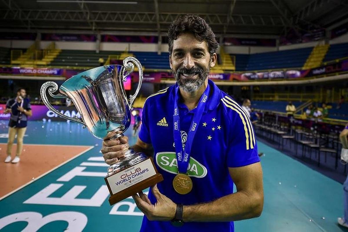 Fotos da festa do Cruzeiro com a vitria sobre o Civitanova e a conquista do tetracampeonato mundial de vlei, em Betim