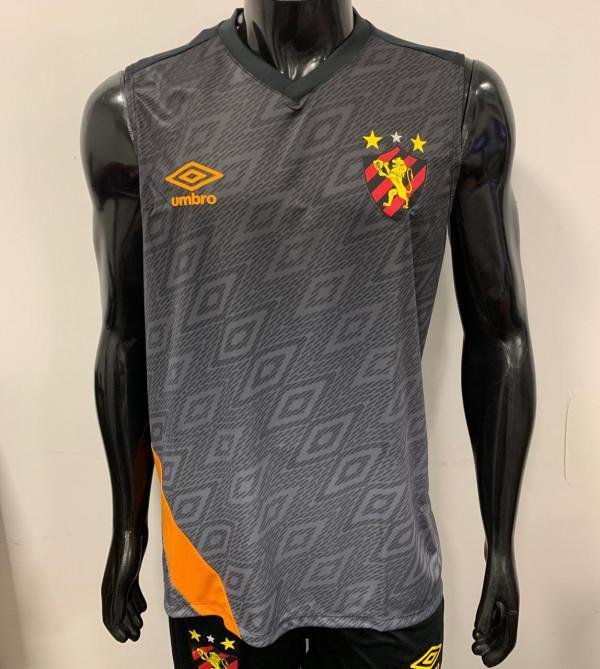 Novos uniformes leoninos foram lançados na noite do sábado, em live realizada no canal de Youtube do clube, com as presenças do humorista Rodrigo Marques e do cantor Lenine. Na foto: regata do Sport, na cor cinza, com detalhe laranja.