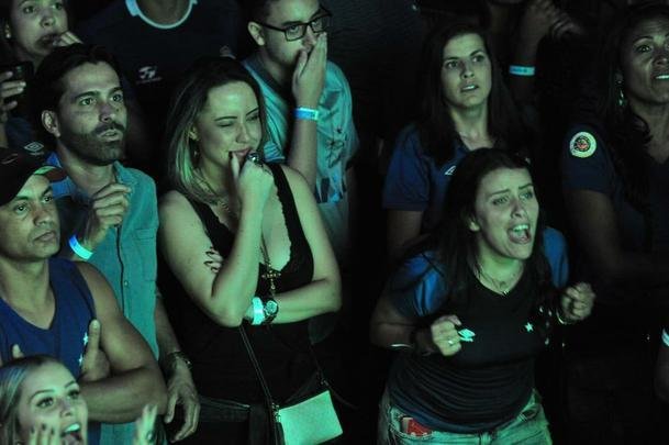 Torcedores do Cruzeiro acompanham final da Copa do Brasil no Mercado Distrital do Cruzeiro, em Belo Horizonte