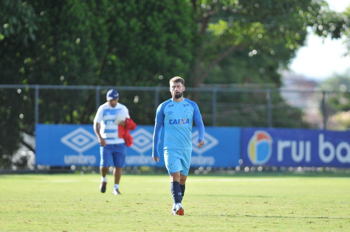Cruzeiro se reapresentou aps estreia na Copa Libertadores e iniciou sua preparao para o clssico de domingo, s 11h, no Independncia, contra o Atltico, pela nona rodada do Mineiro. As novidades foram as presenas do atacante Sass e do zagueiro Cac, da base. Fred foi vetado devido a um estiramento na panturrilha direita. 