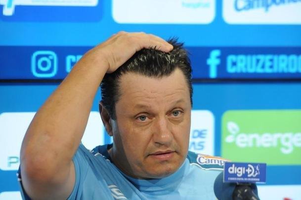 Fotos da apresentao de Adilson Batista como novo tcnico do Cruzeiro. Tcnico teve reunio com jogadores na Toca da Raposa II, falou com a imprensa e depois comandou seu primeiro treino