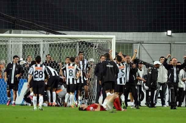 Aps a partida, Victor era o mais assediado no gramado do Independncia