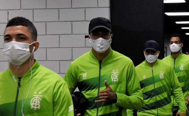 Delegação do Coelho chega à Arena da Baixada: Lisca muda o setor ofensivo para estreia