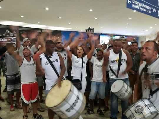Torcedores do Atlético recebem jogadores com festa em Confins
