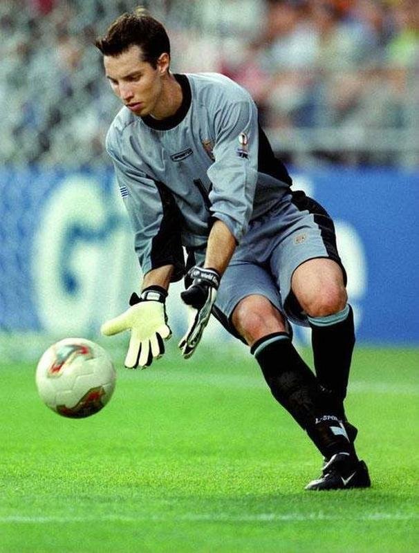 Carini em ao na Copa do Mundo de 2002. Ele foi titular nas trs partidas da decepcionante campanha do Uruguai.