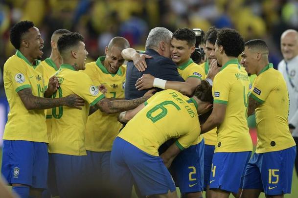 Seleção Brasileira derrota Peru por 3 a 1, conquista Copa América e ergue a taça no Maracanã; veja as fotos da festa do Brasil