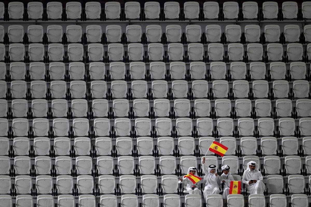 Torcedores de Espanha e Costa Rica no jogo pela Copa do Mundo.