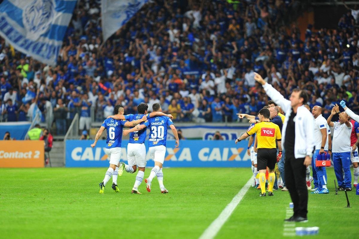 Fotos do primeiro tempo, no Mineiro; Thiago Neves abriu o placar para o Cruzeiro, e Gabriel Barbosa empatou para o Santos