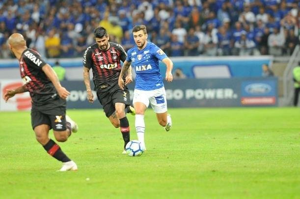 Lances do primeiro tempo do duelo entre Cruzeiro e Atltico, no Mineiro, pelas oitavas de final da Copa do Brasil