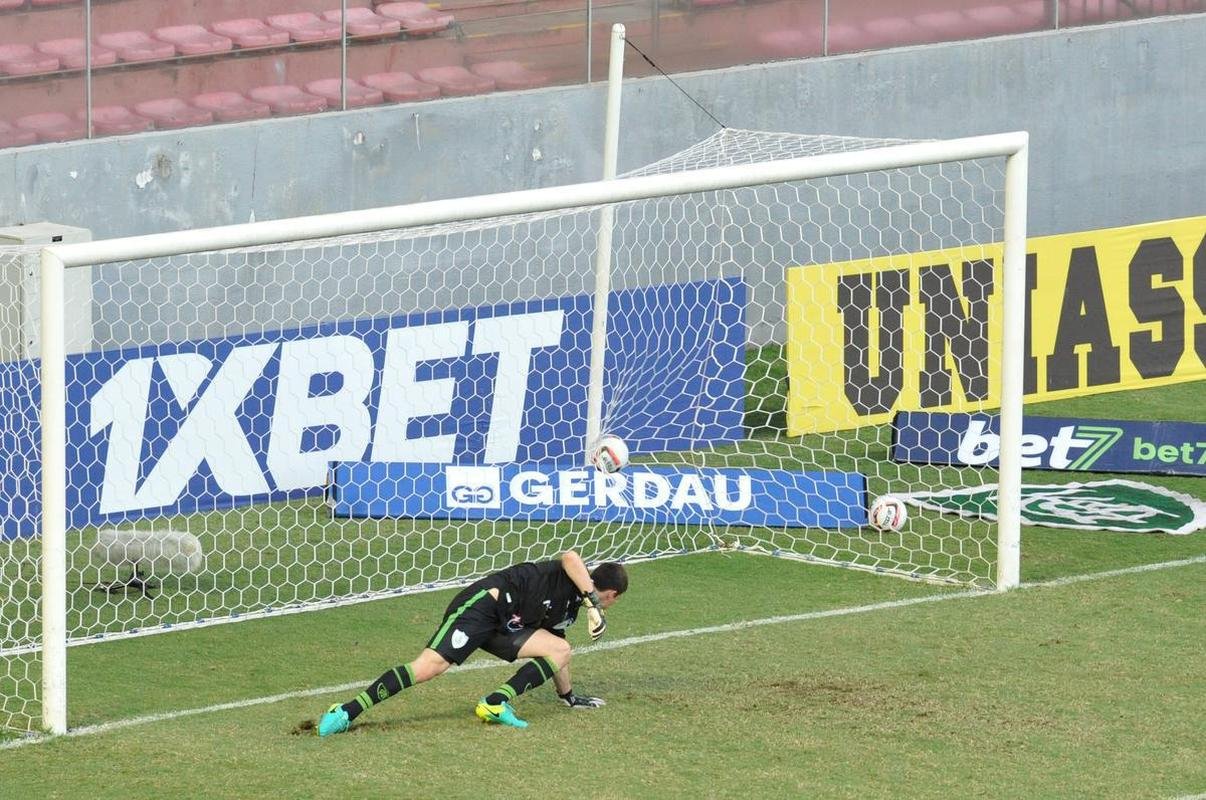 Gustavo Crecci marcou o gol da vitria do Villa Nova no Independncia, sobre o Amirca