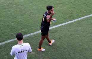 No fim de setembro, Ronaldinho sofreu grave leso na coxa esquerda e viu ameaada sua participao no Mundial de Clubes. Foram mais de dois meses de tratamento intensivo.