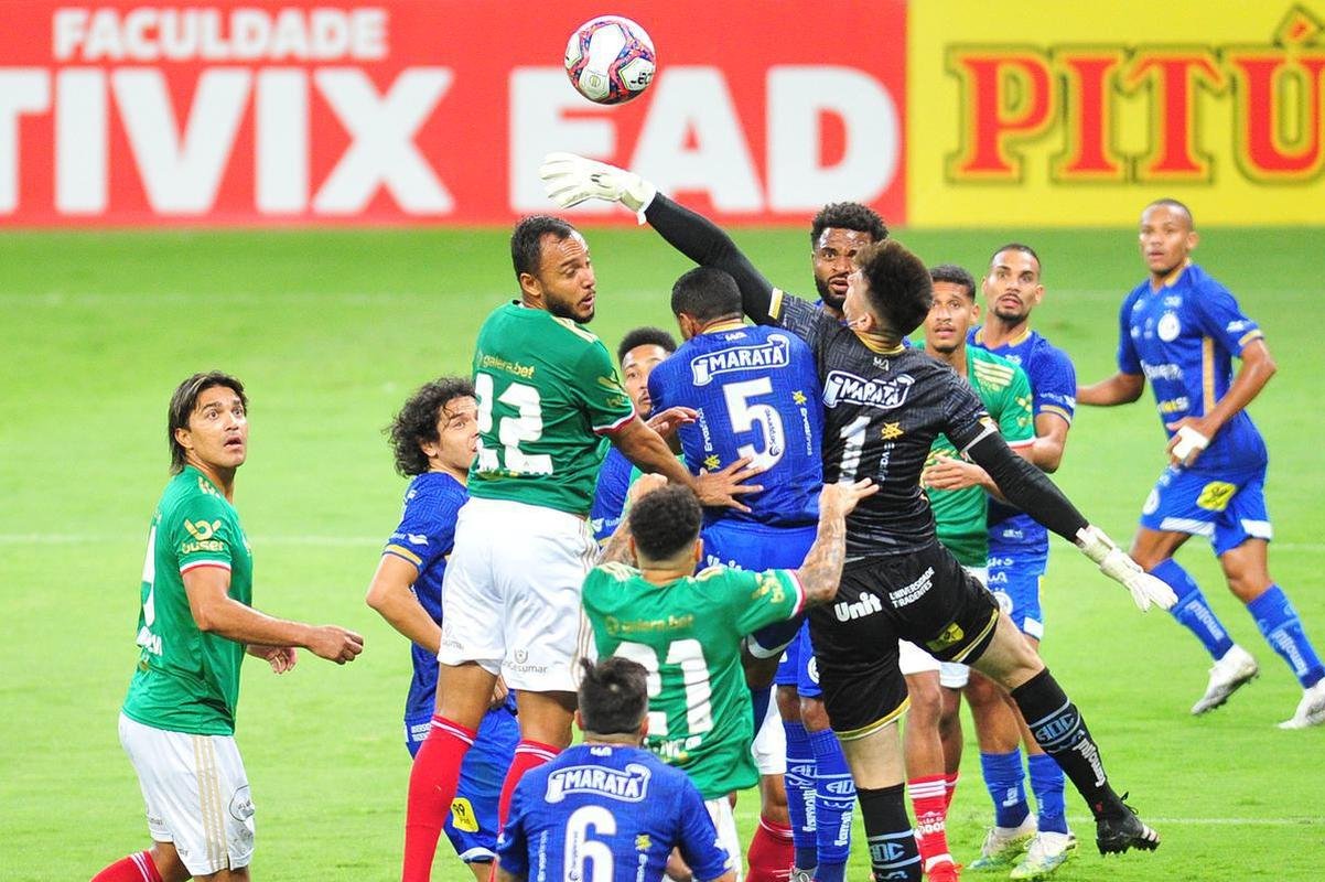 Fotos do jogo entre Cruzeiro e Confiana pela Srie B. Jogo  em Belo Horizonte marcou a volta da torcida cruzeirense ao Mineiro aps meses de ausncia devido  pandemia da COVID-19