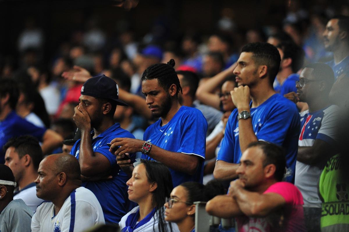 Reaes da torcida do Cruzeiro com o empate por 0 a 0 diante do Ava, no Mineiro