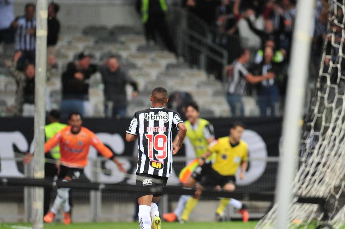 Atltico 2 x 0 Flamengo: Ademir marca de cabea aps grande jogada e assistncia de Hulk