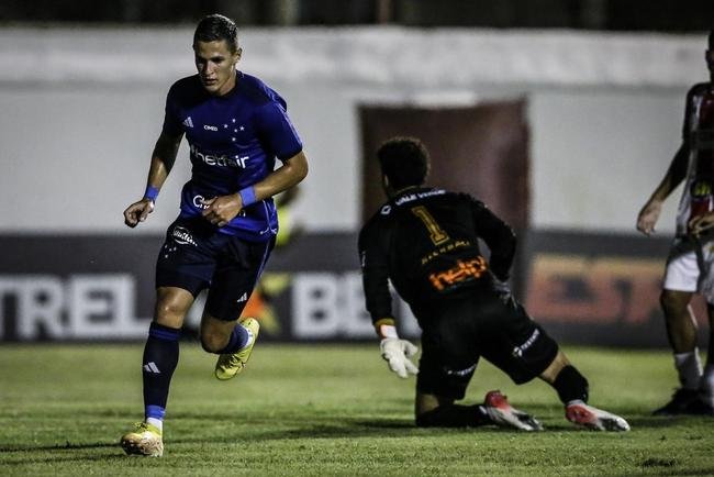 Neste sbado (18/2), o Cruzeiro visitou o Alapo do Bonfim, em Nova Lima, para medir foras com o Villa Nova, pela 6 rodada do Campeonato Mineiro. O time celeste venceu por 4 a 0 - gols de Gilberto (3) e Mateus Vital.