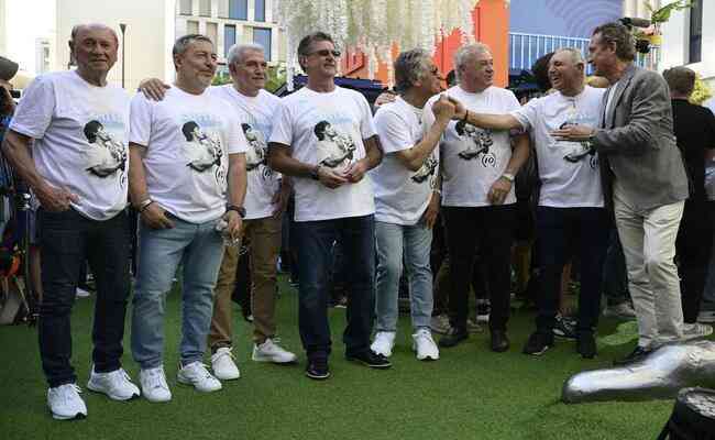 Stoichkov (segundo  direita) e campees mundiais pela Argentina homenageiam Maradona no Catar