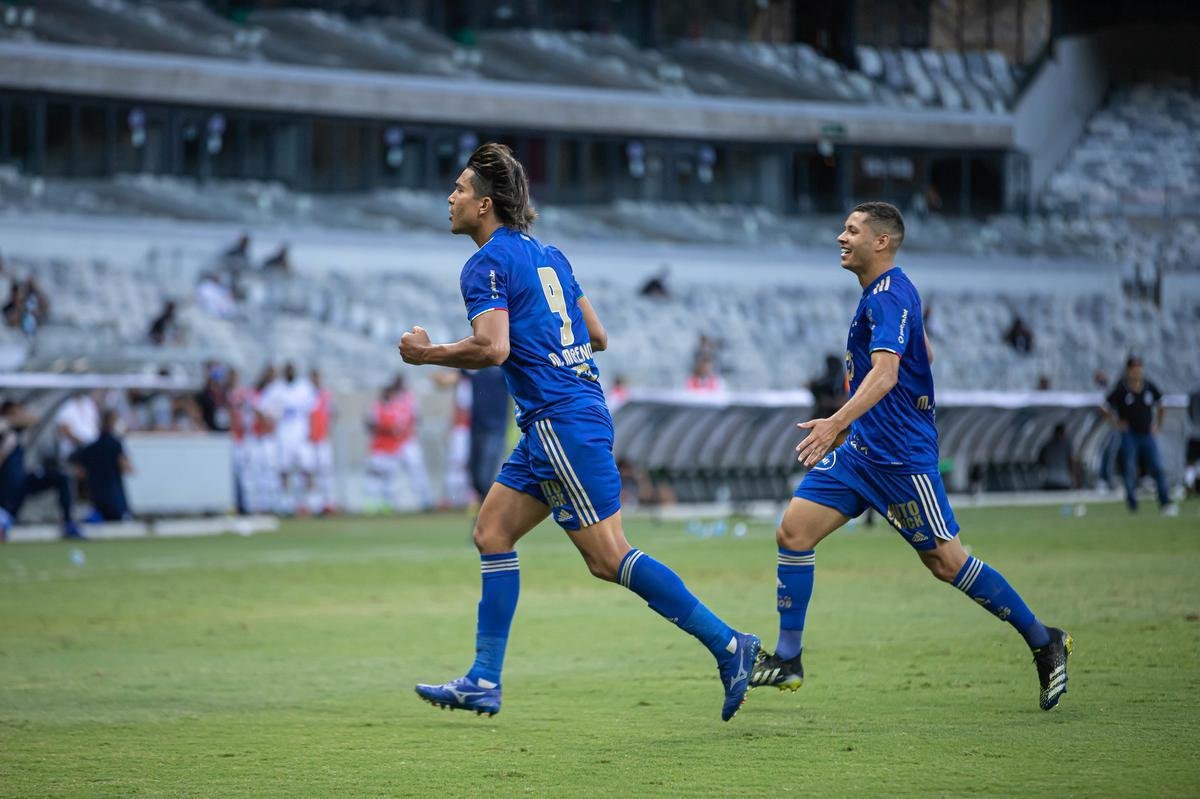 Cruzeiro estreou novo uniforme do centenrio na vitria por 1 a 0 sobre o Athletic, no Mineiro, pelo Mineiro. Verso  completamente azul, fugindo  tradio do clube de ter o calo e os meies brancos.