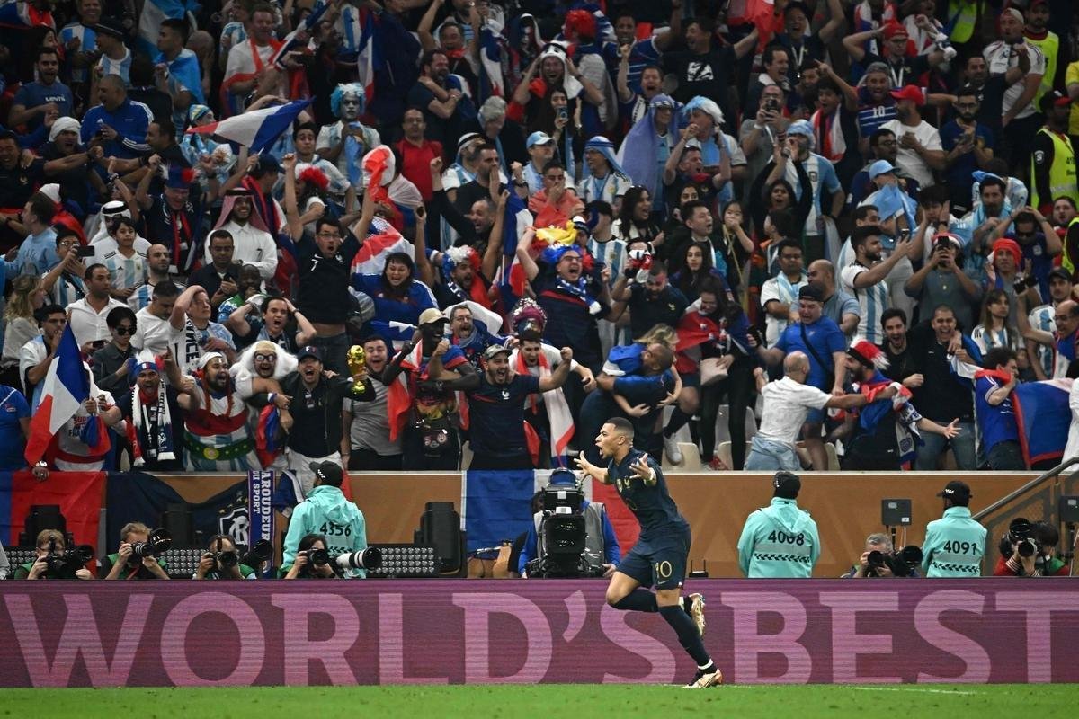 Mbapp marca o seu segundo gol e empata para a Frana diante da Argentina na final da Copa do Mundo, no Estdio Icnico de Lusail, no Catar