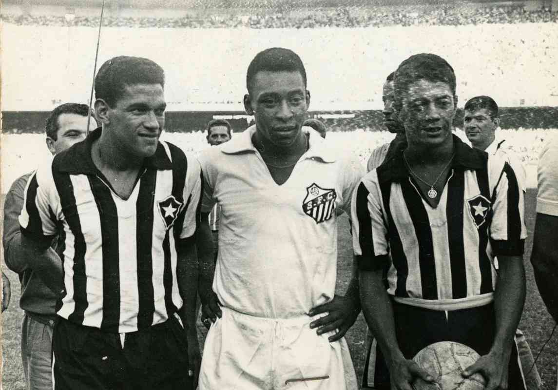 Pel entre craques Garrincha e Amarildo, do Botafogo