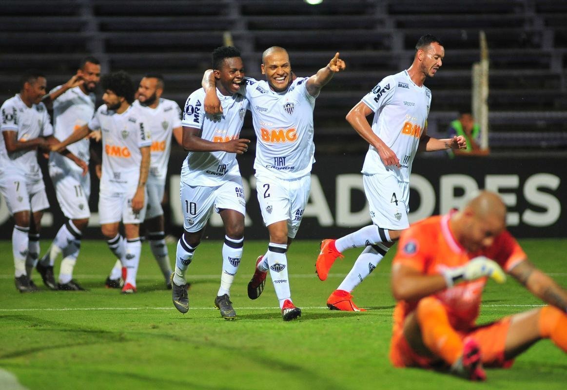 Cazares marcou o segundo gol do Atltico na vitria por 2 a 0 sobre o Defensor, em Montevidu