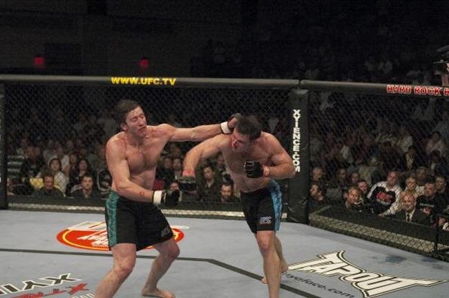 Imagens da final do The Ultimate Fighter 1, entre Forrest Griffin e Stephan Bonnar, vencida por Griffin