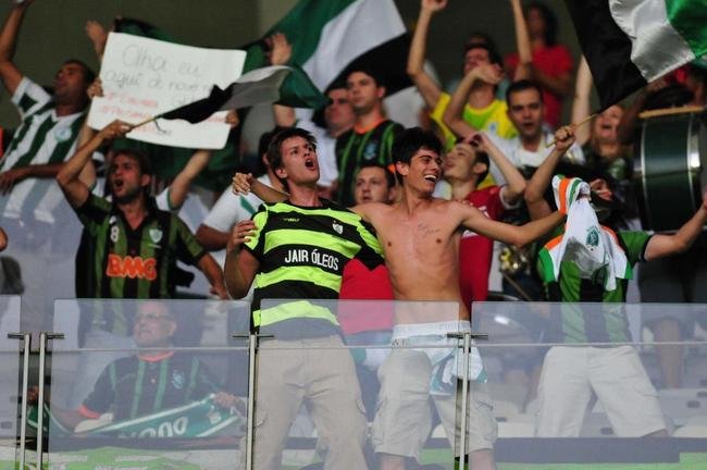 No duelo de volta, o Coelho administrou a vantagem e empatou em 0 a 0 com a Raposa, no Mineiro, em Belo Horizonte. Na foto, a comemorao dos torcedores americanos aps o apito final. Naquela edio, o Amrica viria a se sagrar campeo diante do rival Atltico.