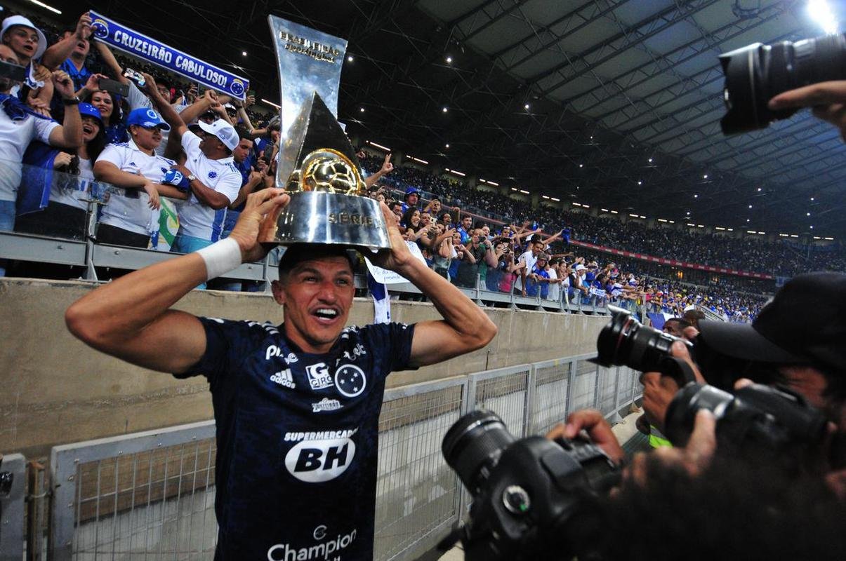 Cruzeiro levanta a taa da Srie B e faz festa no Mineiro