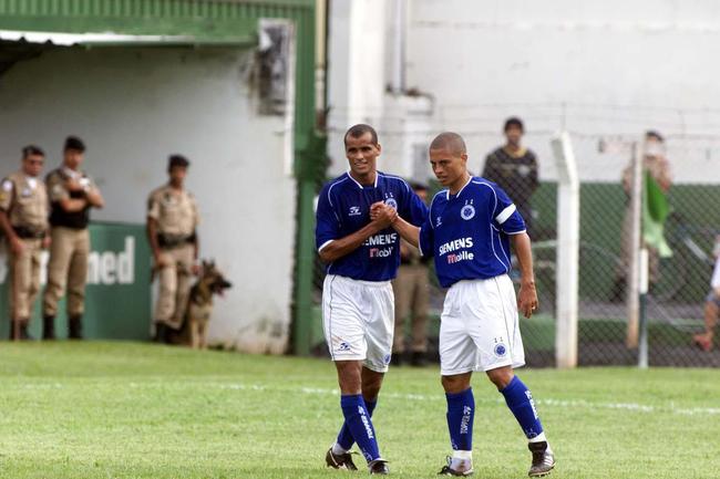 Astro internacional, Rivaldo teve passagem-relmpago pelo Cruzeiro em 2004. O craque chegou ao clube por indicao do Vanderlei Luxemburgo e acabou pedindo resciso do vnculo quando o tcnico deixou o clube devido a um desentendimento com os irmos Alvimar de Oliveira Costa e Zez Perrella, presidente e vice de futebol. Foram 11 jogos e dois gols marcados. Rivaldo no vestiu a 10, mas  um 'tpico 10' da histria celeste.