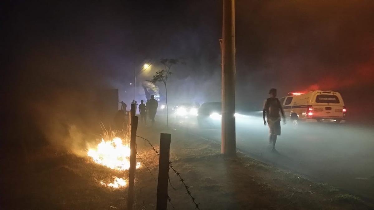 Torcida do Cruzeiro promove rua de fogo na sada da delegao da Toca da Raposa II, rumo ao aeroporto de Confins, antes da viagem para Porto Alegre. Time enfrenta o Internacional na quarta-feira, no Beira-Rio, pela semifinal da Copa do Brasil