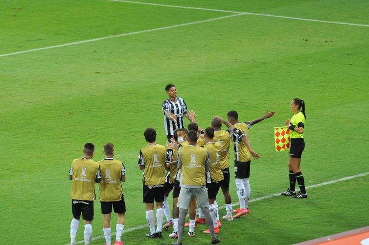 Fotos do gol de Marrony, do Atltico, sobre o La Guaira, no Mineiro