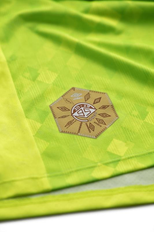 Terceiro uniforme do Cruzeiro traz referncias a elementos grficos da dcada de 1990 e homenagem aos 95 anos da fornecedora Umbro 