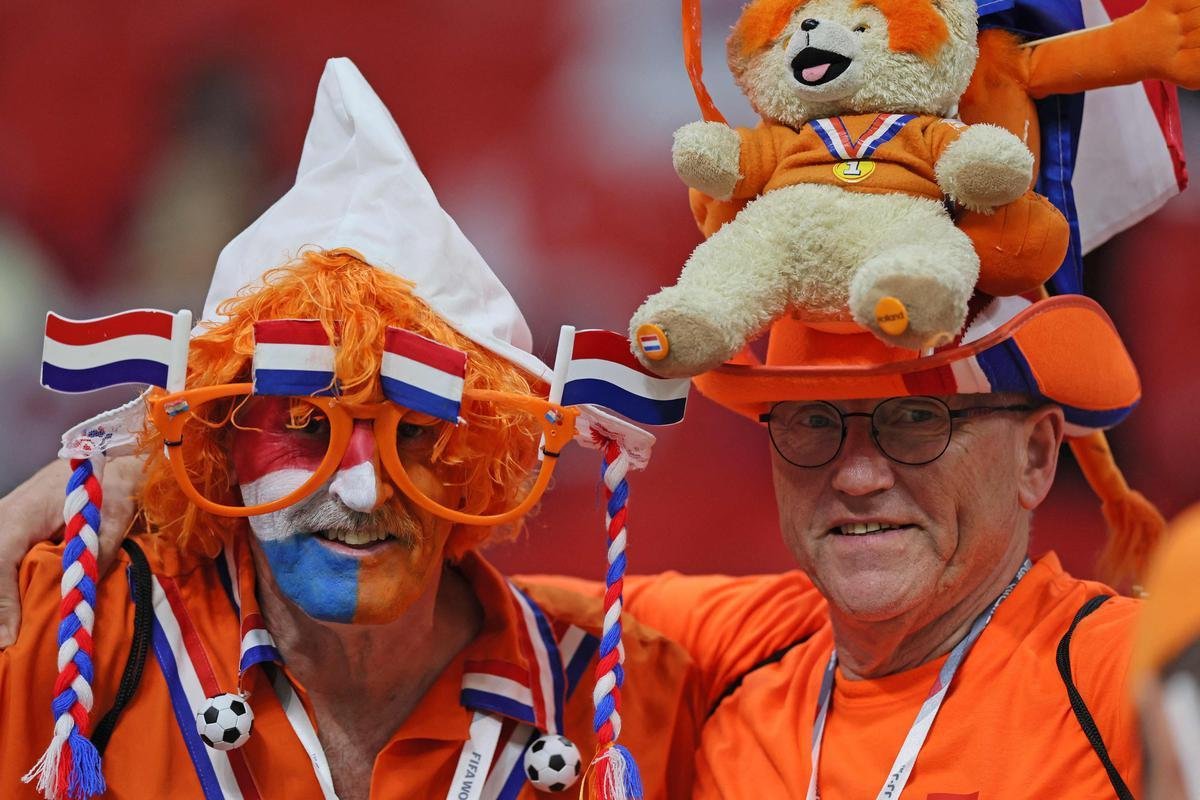 Torcedores de Holanda e Catar no Estdio Al-Bayt, em Al Khor, pelo Grupo A da Copa do Mundo