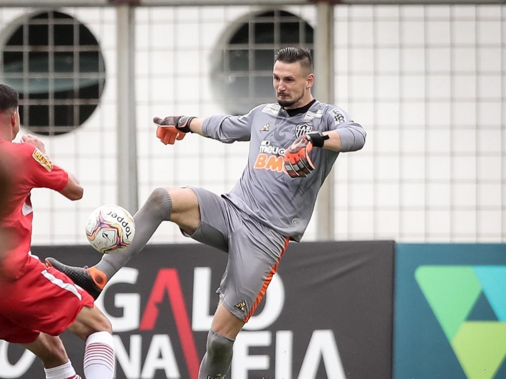 Michael - Depois de estrear como profissional do Atlético no início desta temporada, o goleiro perdeu espaço e foi emprestado ao Paços de Ferreira, de Portugal. Ele saiu sem custos e tem 70% dos direitos econômicos fixados em 500 mil euros (cerca de R$ 3 milhões). No novo clube, estreou recentemente e não levou gol.
