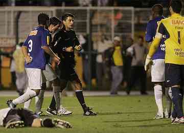 Técnico citou lance em que árbitro Sandro Meira Ricci marcou pênalti do zagueiro Gil, à época no Cruzeiro, no atacante Ronaldo, do Corinthians