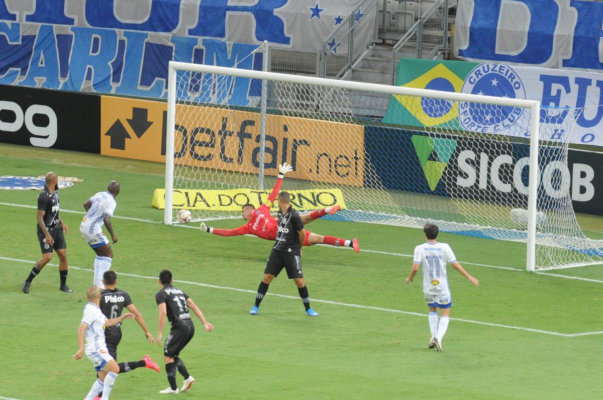 No segundo tempo, Manoel, de cabea, ampliou para o Cruzeiro: 3 a 0