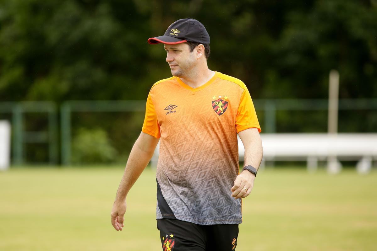 No primeiro trabalho, houve um treinamento tático, que exigia troca de passes e triangulações dos jogadores, com o elenco dividido em grupos de três atletas cada. Em seguida, os jogadores foram divididos em dois grupos no mesmo campo para o trabalho específico por setores de defesa e ataque. De um lado, os zagueiros, laterais e volantes participaram de um treino tático de posicionamento com o auxiliar Daniel Cerqueira. Do outro, os meias e atacantes fizeram um trabalho específico de passe e finalização sob o comando do técnico Daniel Paulista.