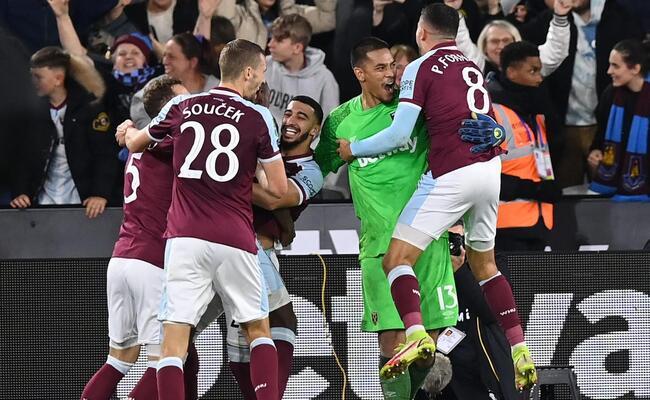 Jogadores do West Ham comemoram vitria sobre o Liverpool no Estdio Olmpico de Londres