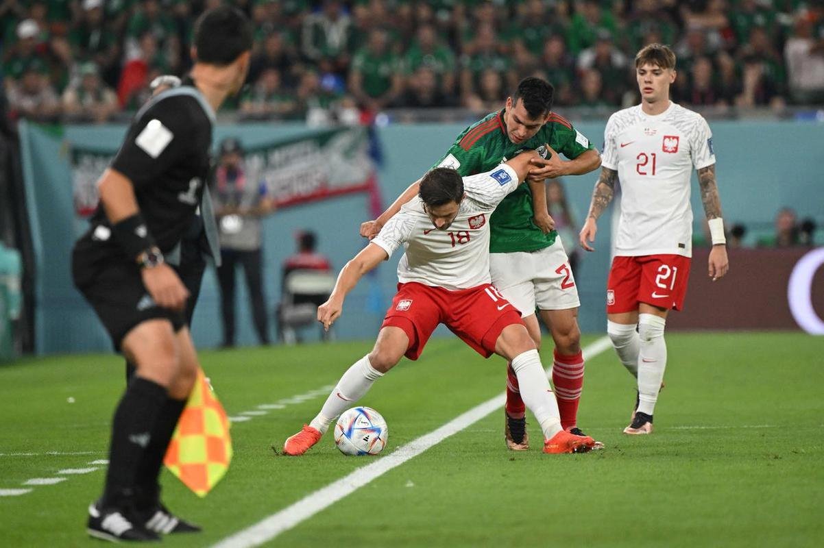 Imagens do jogo entre Mxico e Polnia, pelo Grupo C da Copa do Mundo.
